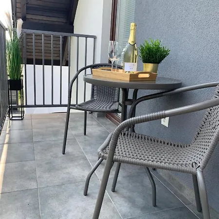 Cozy 2-bedroom Vacation With Entire Floor דירה